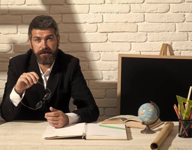 Alternatif eğitim ve bilgi kavramı. Sınıf öğretmeni ve okul malzemeleri. Profesör konuşmaya başladı