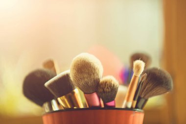 makyaj sanatçı araçları. pembe Kupası'nda moda kozmetik makyaj fırça