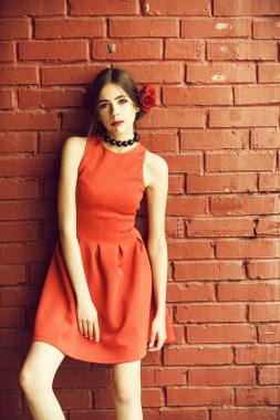 Genç bir kızın moda portre. kız moda makyaj ve saç gül çiçek