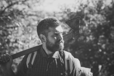 Macera, keşif, yolculuk tutkusu. Sakallı adam oduncu balta omuz üzerine basılı tutun