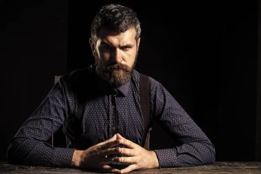 İş görüşmesi. Yöneticisi üzerinde ciddi bir yüz sakallı.