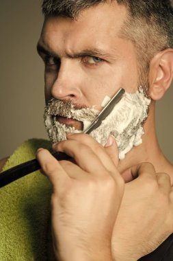 adam ustura ile tıraş oluyor. Moda ve güzellik, yenilik.