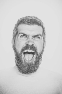 kızgın yüzü olan adam.