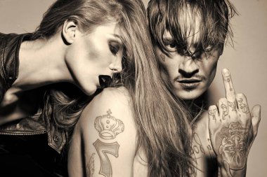 Kibir, provokasyon, suç, kaba, siyah ve beyaz seksi kadın ve adam dövme ile orta parmak hareketini göster