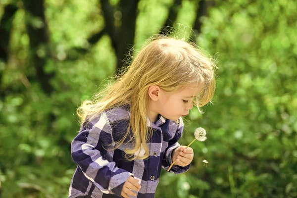 Liberdade, actividade, descoberta. Criança com longos cabelos loiros em camisa xadrez ao ar livre — Fotografia de Stock