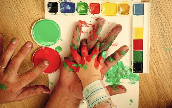 Φαντασία, δημιουργικότητα και ελευθερία. Χέρια σχέδιο με χρώματα και πολύχρωμη παλέτα σε λευκό χαρτί — Φωτογραφία Αρχείου