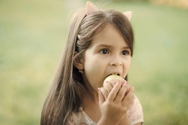 A rapariga come uma maçã. Comida, dieta, vitamina — Fotografia de Stock