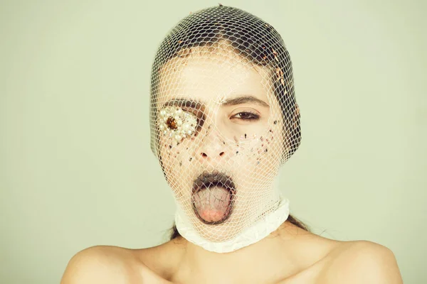 Portret moda Zmysłowa dziewczyna. Urocza kobieta pokazując język z Biżuteria Broszka na oko — Zdjęcie stockowe