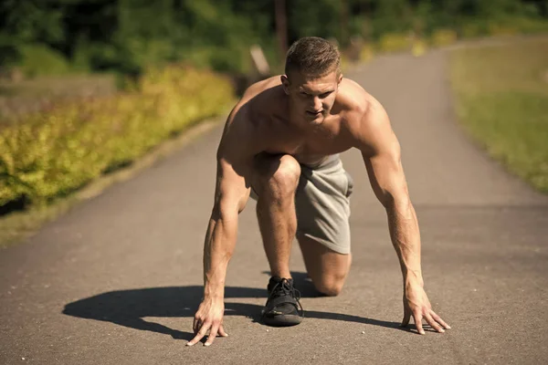 Leichtathletik. Mann läuft in Startposition auf Straße — Stockfoto