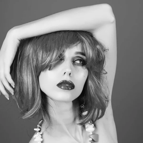 Mavi moda makyaj perukla kadında.