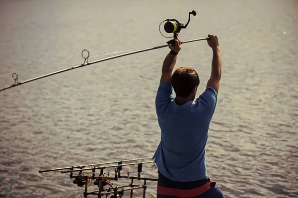 Spin Hengelsport, hengelen, om vis te vangen. Hobby, vakantie, tijdverdrijf — Stockfoto