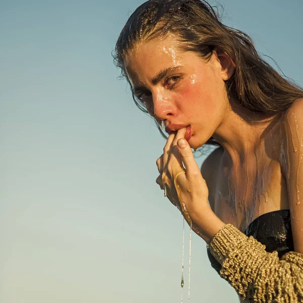 Güzellik ve moda, sugaring. Balmumu maske, kozmetik ve spa olan kadın. Bal tatlı veya nektar kadının yüzünde. Diyet sağlıklı mükemmel cilt ve cilt bakımı tedavisi. Bal organik doğal yüz maskesi