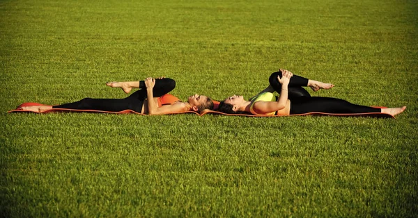 普拉提, 瑜伽, 运动, 训练, 锻炼。普拉提妇女赖宁 — 图库照片