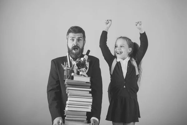 Estudar e conceito de educação alternativa. Professor e estudante com rostos felizes e surpresos — Fotografia de Stock