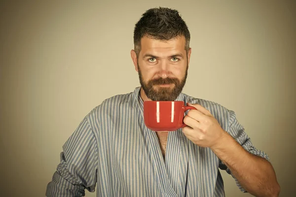 El hombre bebe café o té por la mañana. Mañana perfecta con café . —  Fotos de Stock
