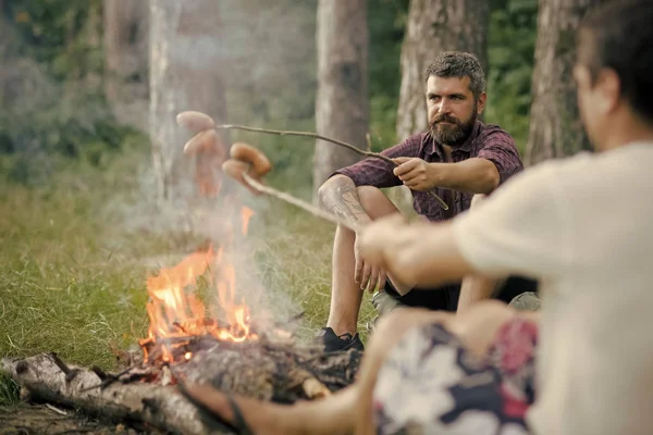 Kamp, hiking tatil yaz. Piknik, Barbekü, gıda kavramı pişirme