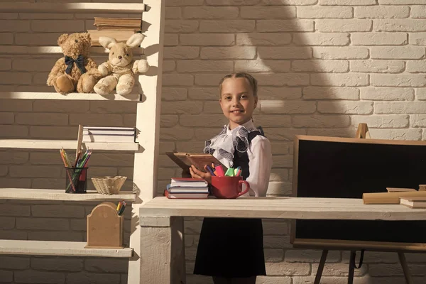 Hem utbildning koncept. Kid i klassrummet på vitt tegel vägg bakgrund — Stockfoto