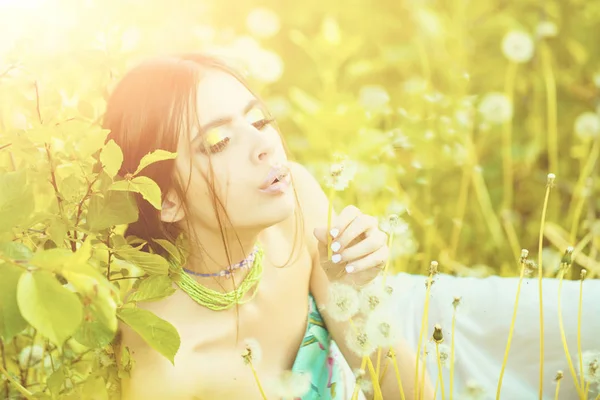 Skönhet och mode, ungdom och fräschör. flicka med trendiga smink och pärlor i gröna blad — Stockfoto