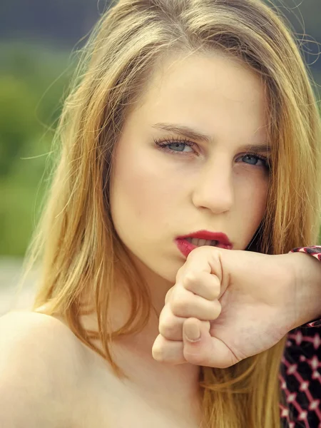 Soins de la peau et des cheveux. portrait de mode d'une fille sexy sensuelle. Femme avec maquillage lèvres rouges — Photo