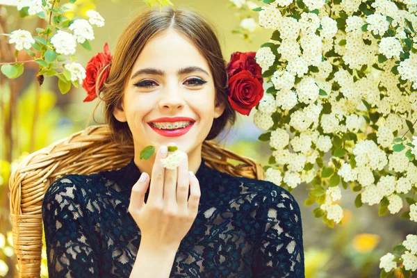 Primavera, estate. Stomatologia donna sorridente con fiore bianco in bocca — Foto Stock