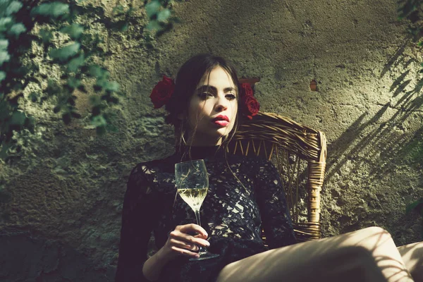 Beber alcohol. Celebración festiva. Verano adorable chica con elegantes labios rojos sosteniendo copa de vino — Foto de Stock