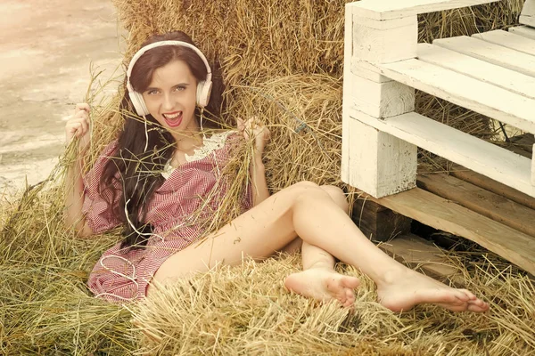 Mode portret van een sensuele sexy meisje. Gelukkig meisje luisteren muziek — Stockfoto