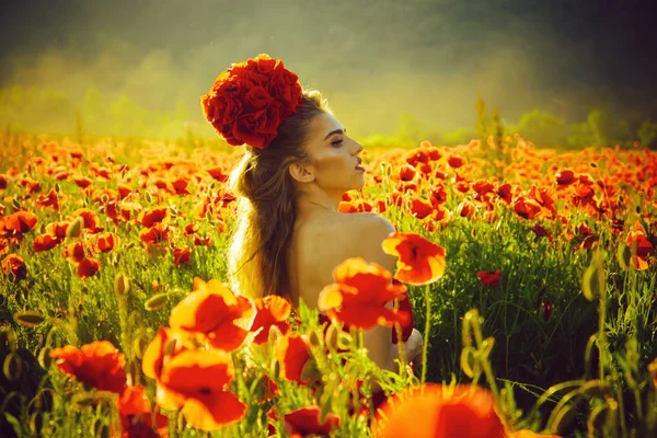 Gelişen bir alan kız. şehvetli bir seksi kız moda portre. kadın veya kız alanındaki haşhaş tohumu