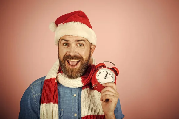Zijn tijd om te vieren. Kerst hipster in Kerstman hoed, sjaal glimlach op roze achtergrond — Stockfoto