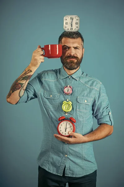 Uyanma vakti. Adam içki sabah kahve veya çay ile çalar saat.