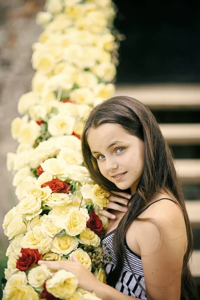 Menina posar com rosas amarelas, beleza. Dia dos Namorados, conceito de celebração de férias — Fotografia de Stock