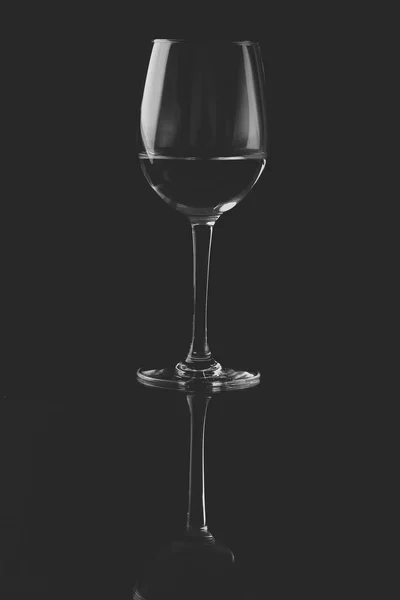 Glas vin. Reflekterande glas med vin — Stockfoto