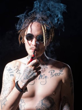 Adam hippi yasaktır boru siyah arka plan üzerine