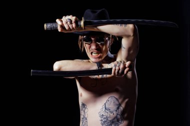 Samuray kılıç dövmeli eller, boyun ve gövde ile