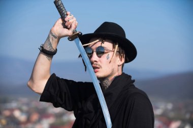 Savunma, güç, şeref, güç