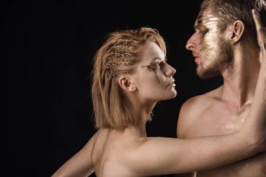 Erotik Oyunlar çift aşık. Altın spa ve cilt bakımı tedavisi. Erkek ve kadın ilişkileri. Altın kolajen maske ve güzellik. 24k altın. Seksi çift siyah izole altın vücut sanat makyaj ile