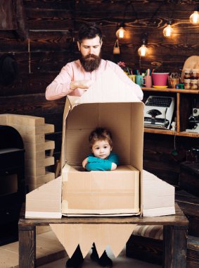 Kozmonot kariyer hakkında hayal. Ailesi ve çocukluk. Dünya gün kavramı. Fikir geliştirme eğitim ve çocuk. Seyahat ve macera. Baba gün. Baba ve kağıt roket küçük çocuk
