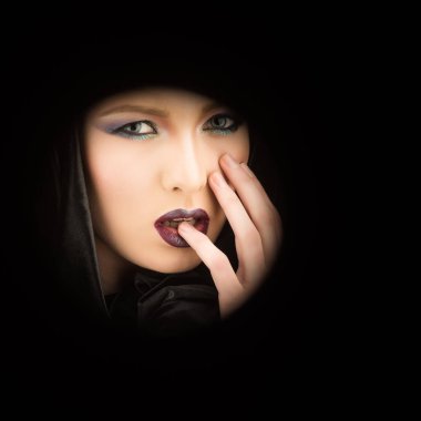 Makyaj göz ve cilt bakımı kız şehvetli. Seksi kadın siyah başlıklı. Gizemli kız makyaj moda modeli. Din ve ölüm kavramı. Siyah Cuma kavramı. Gothic Moda ve güzellik.