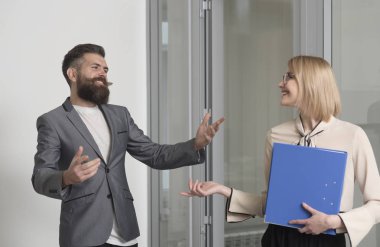 İş arkadaşları Office kadın ve adam. Sakallı adam şehvetli kadın cilt ile konuşun. Ofis çalışanları resmi iş moda giyinmek. İş süreci kavramı. İş tavsiye veren