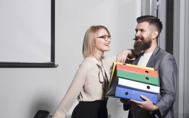 İş, insan ve şirket kavramı. İş kadını ve işadamı klasör ofis ile gülümseyen mutlu