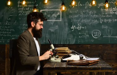 Mikroskop ile bilim adamı çalışın. Sakal ve bıyık okulda olan adam. Sakallı adam kara tahta araştırma yapmak. Gözlük ve optik aletleri masa ile iş adamı. Bilim ve eğitim