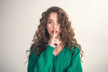 Moda bakmak ve güzellik kavramı. yeşil kazaklı uzun curlty saçlı kadın moda model.