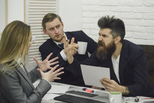 İş anlaşmaları, anlaşma koşullarını görüşmek. İş danışmanlık kavramı. İş ortakları veya işadamları toplantısında, office arka plan. Kadın avukat veya muhasebeci girişimcilere danışmanlık