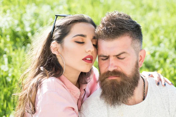 Sonsuz aşk. Bir ve tek. Yaz çayır şehvetli kadın kucaklama sakallı adam. Aşk ve tutku kaybetti. Güneşli günde kaç aşk içinde dinlenmek