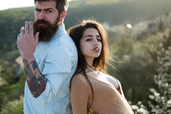 Sigara içmek için mola. Erkek ve kadın sigara ile. İçilmeyen Çift doğal peyzaj üzerinde. Kötü alışkanlık ve bağımlılığı. Şehvetli kaç yaz açık, tatilde aşk içinde