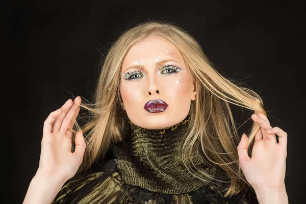 Seksi kadın siyah izole sarı saçlı. parlak sanat makyaj kadınla