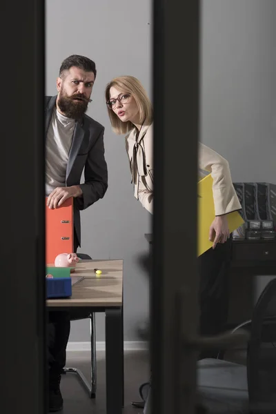 Troublé couple d'affaires regarder dehors bureau moderne. Chers collègues lors d'une réunion au bureau avec des murs de verre. Homme barbu et femme sexy avec des liants. Travailler ensemble sur le rapport. Concept de processus de travail — Photo