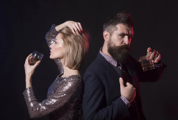 Betrunkener Mitarbeiter bei Betriebsfeier. Mann im Anzug und schicke Dame auf Firmenparty trinken. Feier mit Alkoholkonzept. Mann mit Bart und Frau in Tracht Büroangestellte feiern Feiertag — Stockfoto