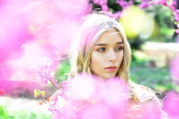 Kiraz çiçek çiçek bahar kadın. İlkbaharda çiçek açması sakura çiçek şehvetli kadın. Cilt Bakımı ve yaz kavramı. Bayan gün pembe kiraz çiçeği kız ile. Sakura çiçek güzellik doğada