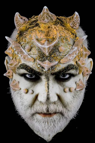 Dikenler veya siğiller, baş yüz pırıltılar ile kaplı, yakın çekim. Ciddi yüz, siyah zemin üzerine iblis. Uzaylı, iblis büyücü makyaj. Sakallı canavar makyaj ile komuta sizde. Fantezi kavramı