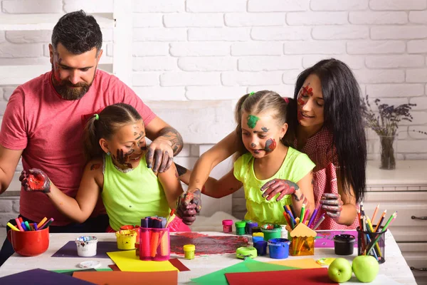 Mutlu çocukluk ve ebeveynlik kavramı